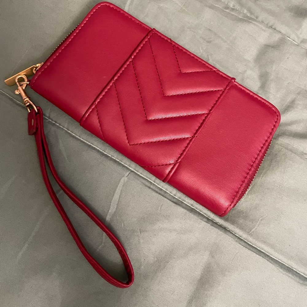 Time & Tru Victoria Wristlet Zip
Around Wallet